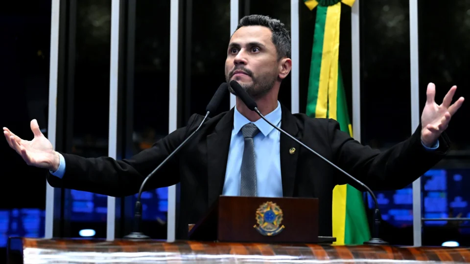 Cleitinho se explica após críticas por vídeo ao lado de Alcolumbre