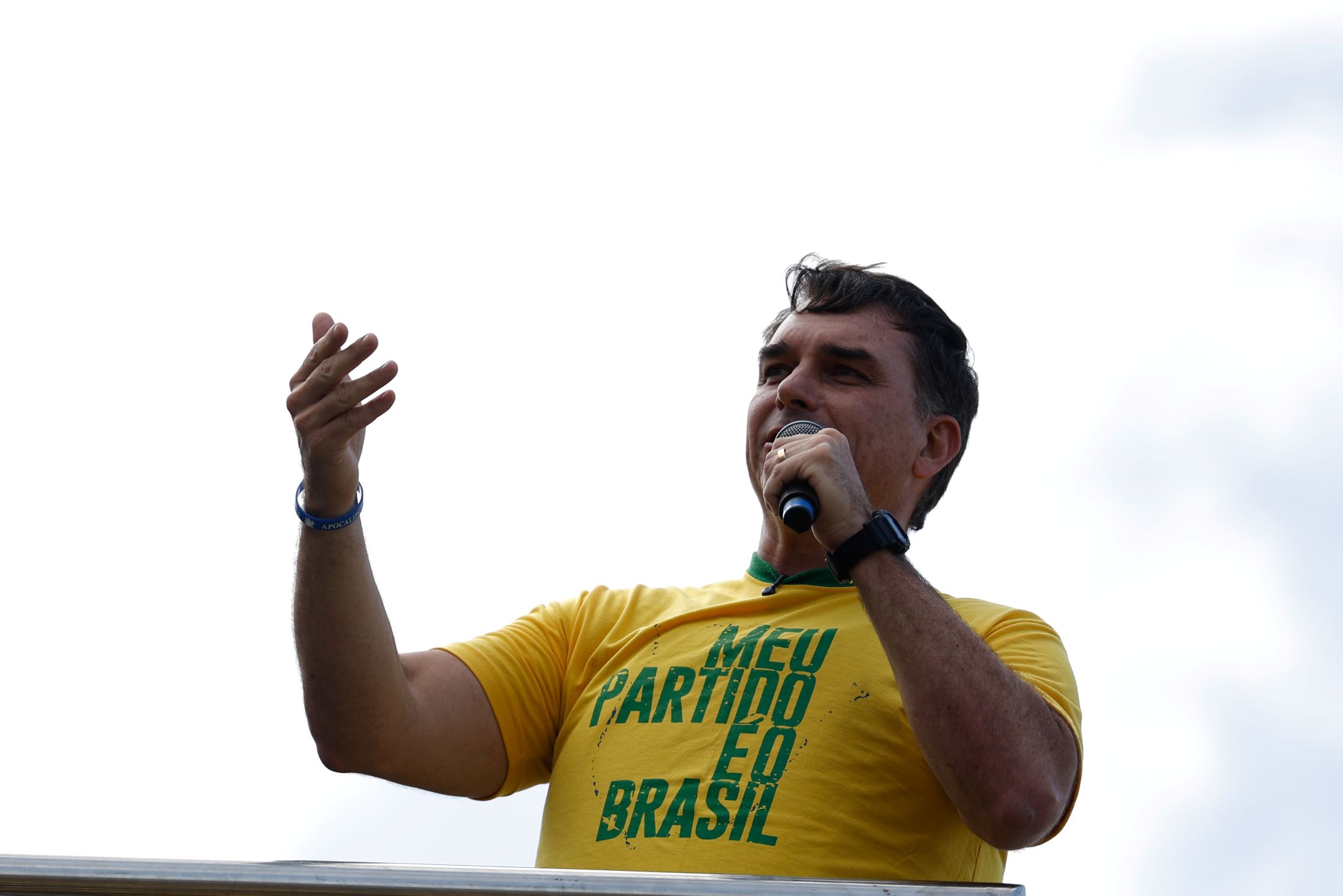 Flávio Bolsonaro afirmou que enfrenta "inimigos mentirosos" e que Brasil vive "guerra espiritual".
