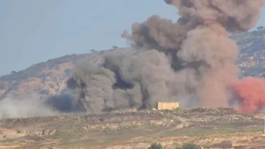 Nuvem de poeira se ergue após ataque aéreo saudita contra posição houthi em Taiz, no Iêmen, em imagem da TV al-Masirah ligada aos rebeldes. O registro ilustra a escalada que incluiu o ataque ao aeroporto de Riad