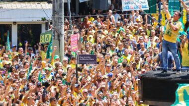 Flavio Bolsonaro, candidato à Presidência, acena a apoiadores durante ato de campanha em São Gonçalo (RJ)