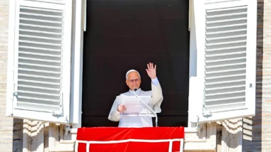 O papa Leão XIV durante a oração do Angelus na janela do Palácio Apostólico, na Praça de São Pedro, no Vaticano