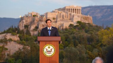 Rubio, com o Partenon ao fundo, durante discurso em Atenas.