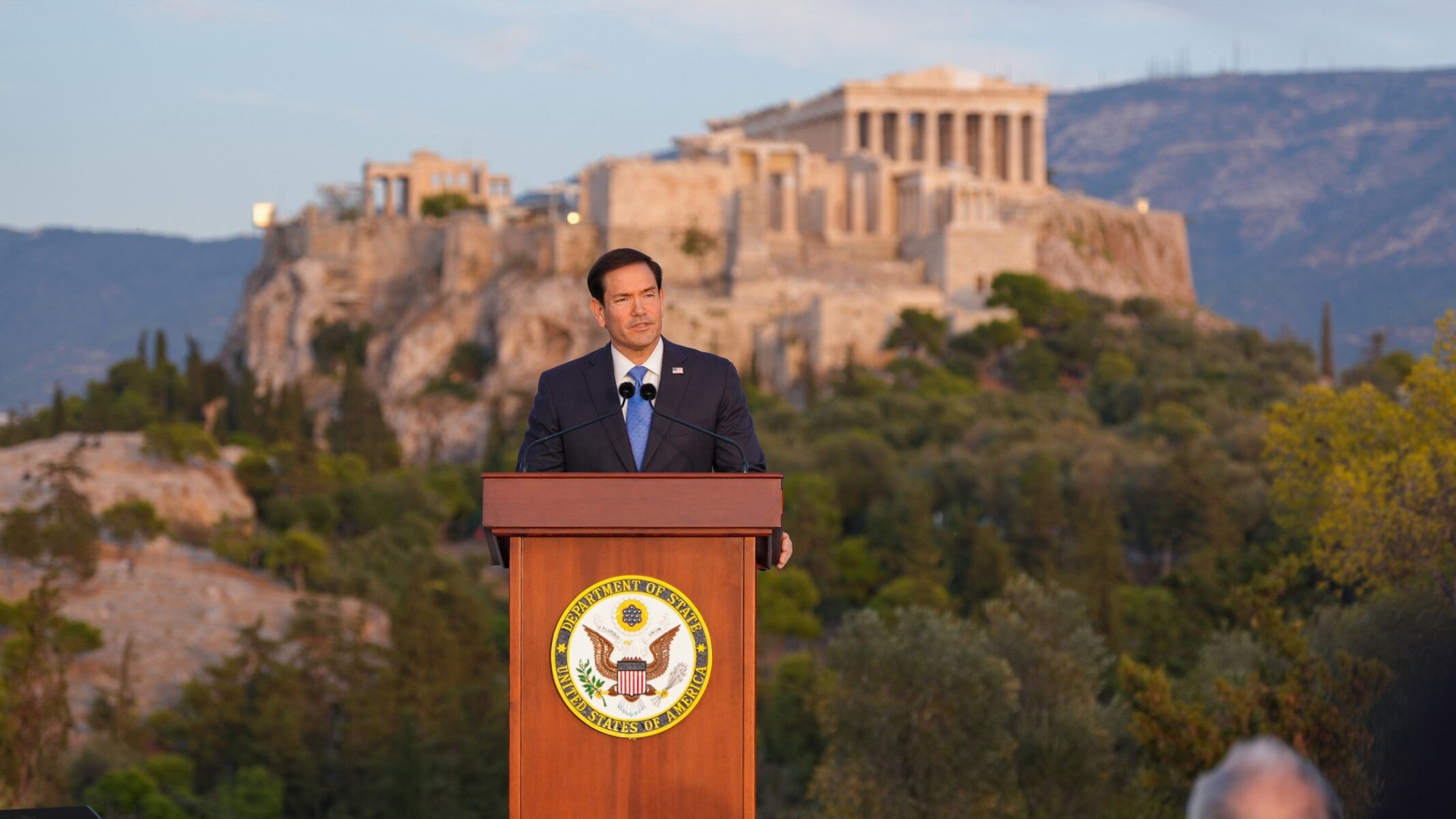 Rubio, com o Partenon ao fundo, durante discurso em Atenas.