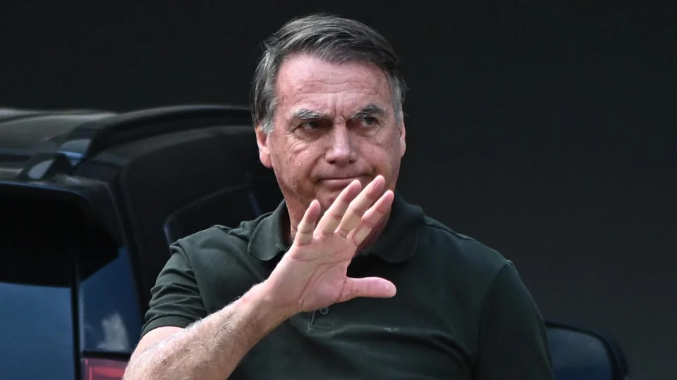 Jair Bolsonaro em frente à sua casa, em Brasília, em setembro de 2025. Moraes autorizou Flávio a voltar a visitar o pai, mas proibiu o senador de usar esse contato para fazer campanha.