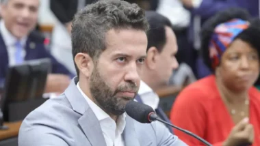 André Janones administra o canal “Exército do Lula”, onde mensagens apagadas dificultaram a análise do TSE.
