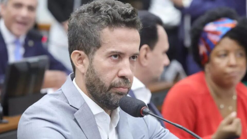 TSE não acha fake news no canal de Janones, mas registra mensagens apagadas