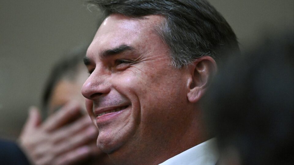 Flávio participa de missa de Nossa Senhora e confirma visita a Bolsonaro nesta terça