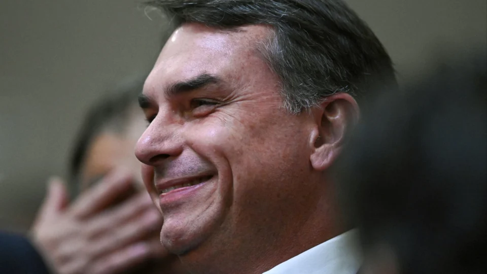 Flávio participa de missa de Nossa Senhora e confirma visita a Bolsonaro nesta terça