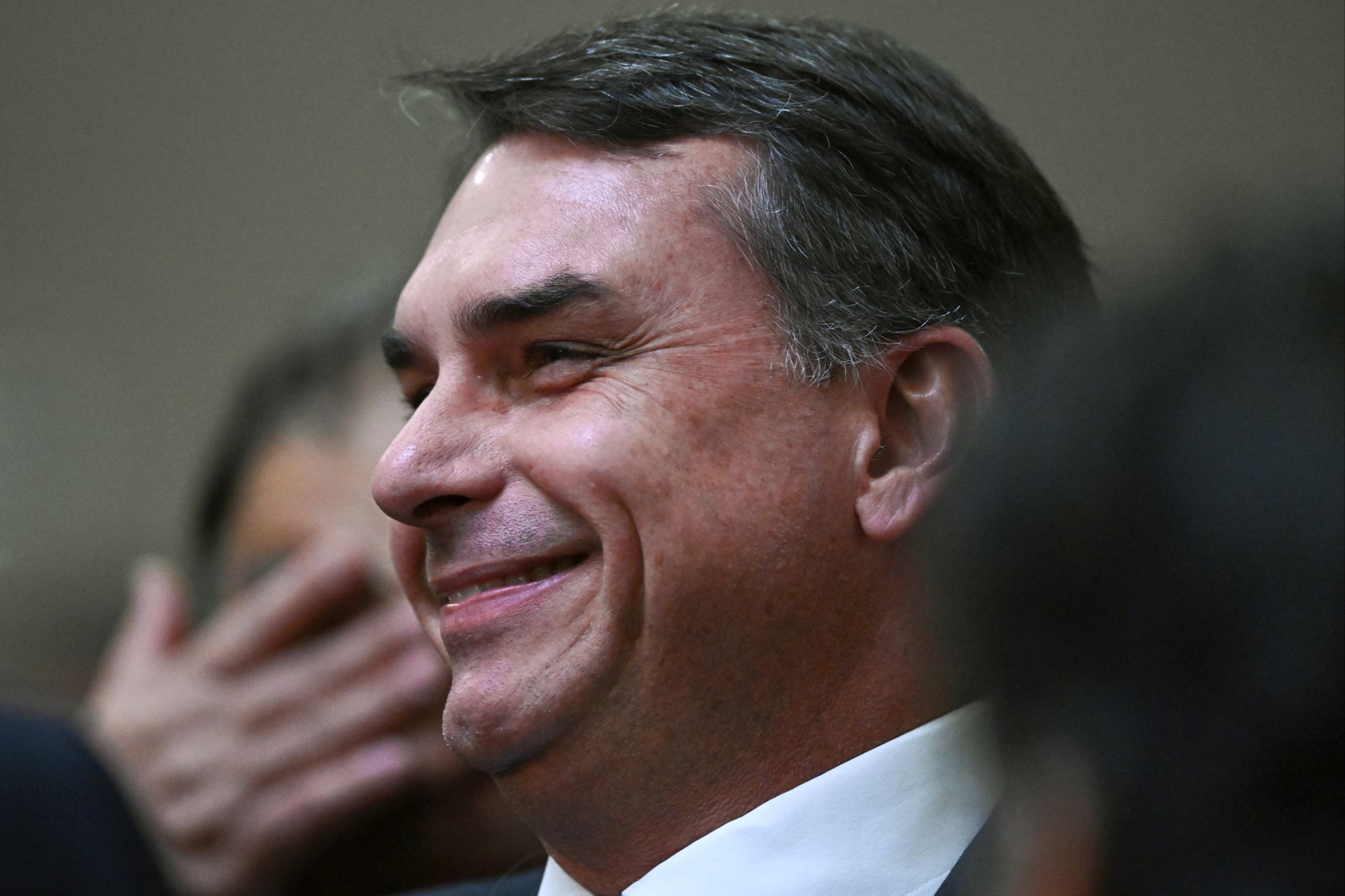 Flávio participa de missa de Nossa Senhora e confirma visita a Bolsonaro nesta terça