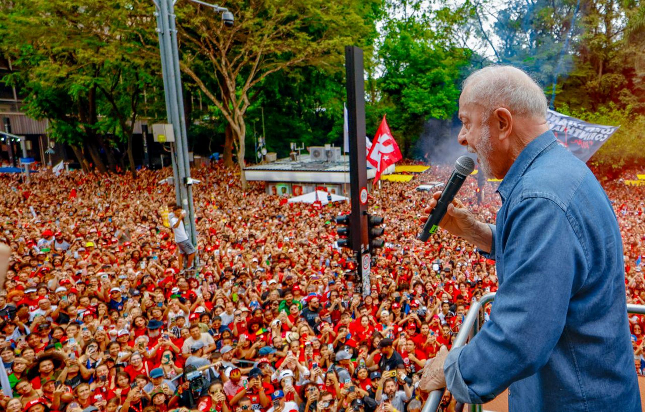Ministro aponta "grave manipulação" e manda Flávio e aliados removerem vídeos.
