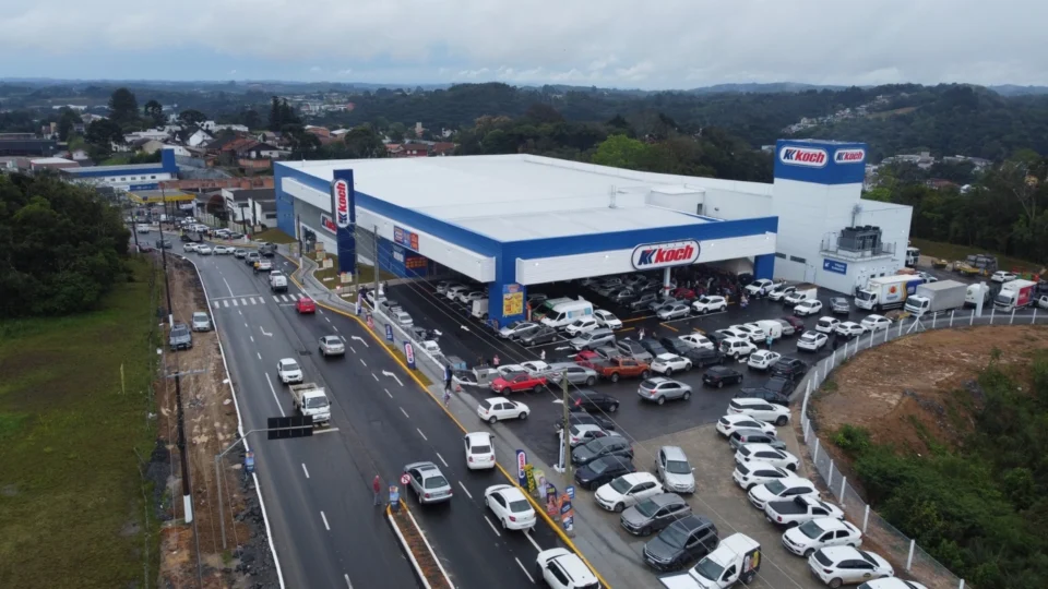 Vista aérea de uma loja com a marca Koch, dono das bandeiras Komprão e SuperKoch
