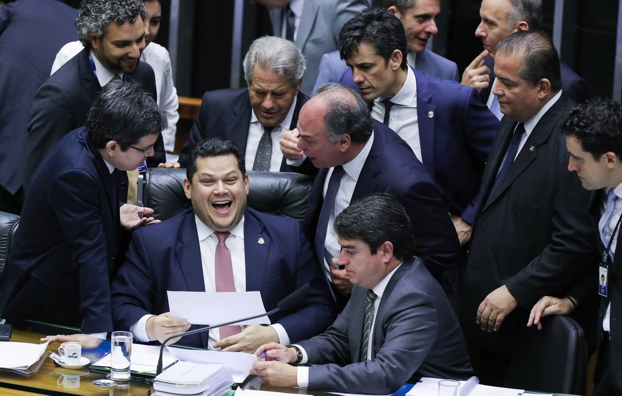 Alcolumbre tenta aprovar fim da escala 6×1 para manter presidência do Senado