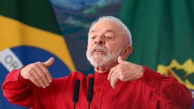 Imagem do presidente Lula falando em frente a microfones