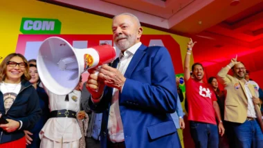 A carregar mensagens mais antigas… e agora meta que não repita o SEO Meta description: Empresa nega favorecer Flávio Bolsonaro, enquanto TSE cobra esclarecimentos sobre as restrições às publicações da campanha petista. faça autoral: "A conduta institucional do Facebook Brasil e da Meta ao longo de mais de 200 eleições desde 2016, e no Brasil desde 2018, não se compatibiliza, nem logicamente nem historicamente, com a tese de manipulação deliberada em favor de um candidato", afirma o texto. Como justificativa, a Meta afirma que "a integridade eleitoral é uma prioridade" e menciona a cooperação mantida com a Justiça Eleitoral brasileira. Segundo o documento, a empresa atua em conjunto com o TSE para identificar ameaças, combater problemas que possam comprometer o processo democrático e oferecer informações confiáveis aos eleitores. A Meta argumenta que seu histórico de atuação em mais de 200 eleições desde 2016, incluindo as disputas brasileiras a partir de 2018, contraria a acusação de favorecimento deliberado a um candidato. “A conduta institucional do Facebook Brasil e da Meta ao longo de mais de 200 eleições desde 2016, e no Brasil desde 2018, não se compatibiliza, nem logicamente nem historicamente, com a tese de manipulação deliberada em favor de um candidato”, afirma a empresa. A plataforma também destaca a prioridade que atribui à integridade eleitoral e a parceria com a Justiça Eleitoral brasileira. No documento, sustenta que trabalha com o TSE para detectar ameaças, enfrentar problemas que coloquem em risco o processo democrático e disponibilizar informações confiáveis aos eleitores. Segundo levantamento da Secretaria Nacional de Comunicação do PT, a página de Flávio Bolsonaro registrava engajamento médio 2,96 vezes superior ao de Lula, apesar de ter 17,2% menos seguidores. Para o PT, as restrições afetam diretamente pautas como o fim das apostas on-line, da escala de trabalho 6x1 e o que a sigla chama de “tesouraço” contra programas sociais. No sábado (10) A coligação do presidente Lula (PT) acionou o TSE e a ANPD. O ministro Marco Aurélio Bellizze proferiu a decisão no mesmo dia, 10 de outubro de 2026 (sábado), determinando o prazo de 48 horas para a Meta se explicar. A Meta se manifestou logo após a decisão em 11 de outubro, rejeitando as acusações o TSE estabeleceu prazo de 48 horas para que a Meta responda às acusações sobre as restrições ao alcance das publicações da campanha petista. A Meta argumenta que seu histórico de atuação em mais de 200 eleições desde 2016, incluindo as disputas brasileiras a partir de 2018, contraria a acusação de favorecimento deliberado a um candidato. “A conduta institucional do Facebook Brasil e da Meta ao longo de mais de 200 eleições desde 2016, e no Brasil desde 2018, não se compatibiliza, nem logicamente nem historicamente, com a tese de manipulação deliberada em favor de um candidato”, afirma a empresa. A plataforma também destaca a prioridade que atribui à integridade eleitoral e a parceria com a Justiça Eleitoral brasileira. No documento, sustenta que trabalha com o TSE para detectar ameaças, enfrentar problemas que coloquem em risco o processo democrático e disponibilizar informações confiáveis aos eleitores. … Segundo levantamento da Secretaria Nacional de Comunicação do PT, a página de Flávio Bolsonaro registrava engajamento médio 2,96 vezes maior que a de Lula, embora tivesse 17,2% menos seguidores. Para a campanha petista, as restrições também prejudicam a divulgação de pautas como o fim das apostas on-line, da escala de trabalho 6x1 e o que a sigla classifica como “tesouraço” contra programas sociais. No sábado (10), a coligação de Lula acionou o Tribunal Superior Eleitoral (TSE) e a Agência Nacional de Proteção de Dados (ANPD). Na mesma data, o ministro Marco Aurélio Bellizze determinou que a Meta prestasse esclarecimentos em até 48 horas. A empresa se manifestou no domingo (11) e rejeitou as acusações. Em sua resposta, a Meta argumentou que o histórico de atuação em mais de 200 eleições desde 2016, incluindo as disputas brasileiras a partir de 2018, contraria a hipótese de favorecimento deliberado a um candidato. “A conduta institucional do Facebook Brasil e da Meta ao longo de mais de 200 eleições desde 2016, e no Brasil desde 2018, não se compatibiliza, nem logicamente nem historicamente, com a tese de manipulação deliberada em favor de um candidato”, afirmou a empresa. A plataforma também declarou que considera a integridade eleitoral uma prioridade e ressaltou a cooperação com a Justiça Eleitoral brasileira. Segundo a Meta, o trabalho conjunto com o TSE busca identificar ameaças, combater problemas que possam comprometer o processo democrático e fornecer informações confiáveis aos eleitores. legenda curta geral Meta atribui a problemas técnicos a redução do alcance de publicações da campanha de Lula.