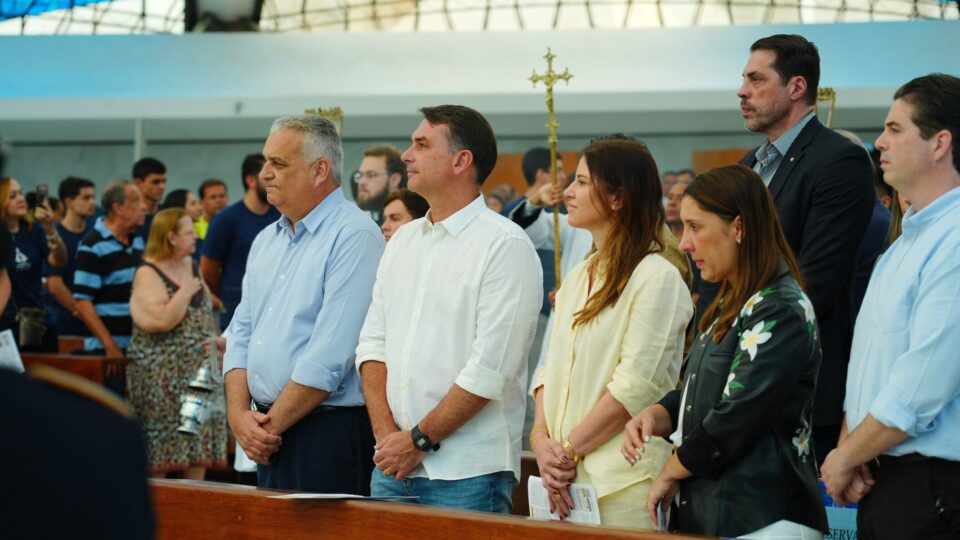 O “terrorismo” contra Flávio e a direita vai muito além das fake news