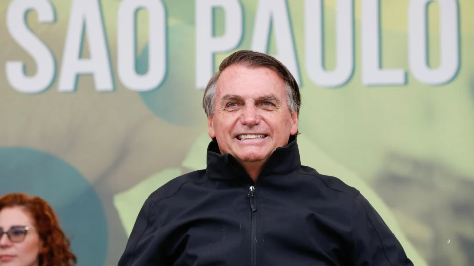 Jair Bolsonaro em 13 de outubro de 2021, durante a entrega de títulos de propriedades rurais em Miracatu (SP). O ex-presidente não usou máscara e foi multado.