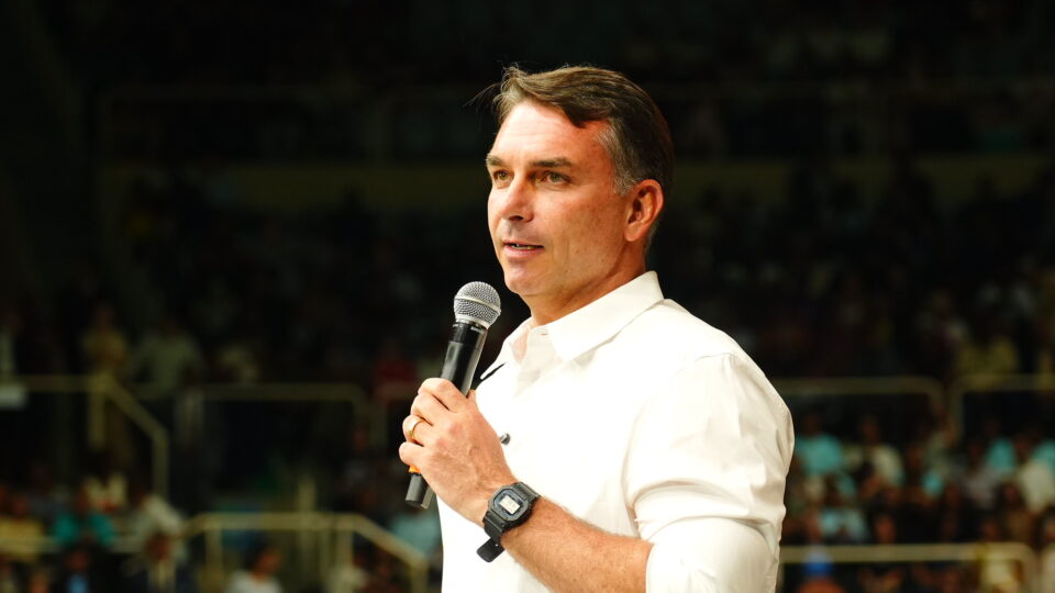 Flávio Bolsonaro promete guerra ao tráfico e prosperidade por 40 anos