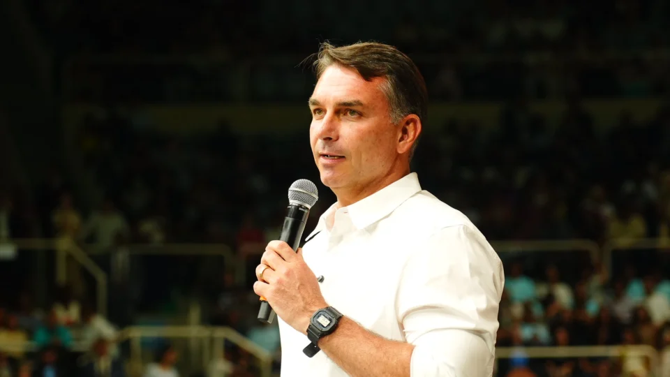 Flávio Bolsonaro anuncia voto a favor do fim da escala 6x1.