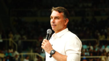 Flávio Bolsonaro anuncia voto a favor do fim da escala 6x1.