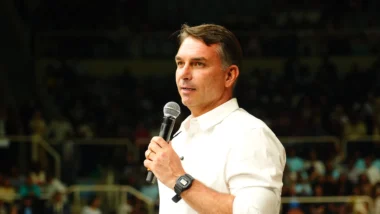 Flávio Bolsonaro anuncia voto a favor do fim da escala 6x1.