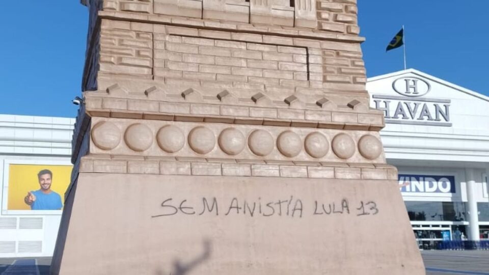 Estátua da Havan é pichada e Hang oferece recompensa por informações sobre responsável