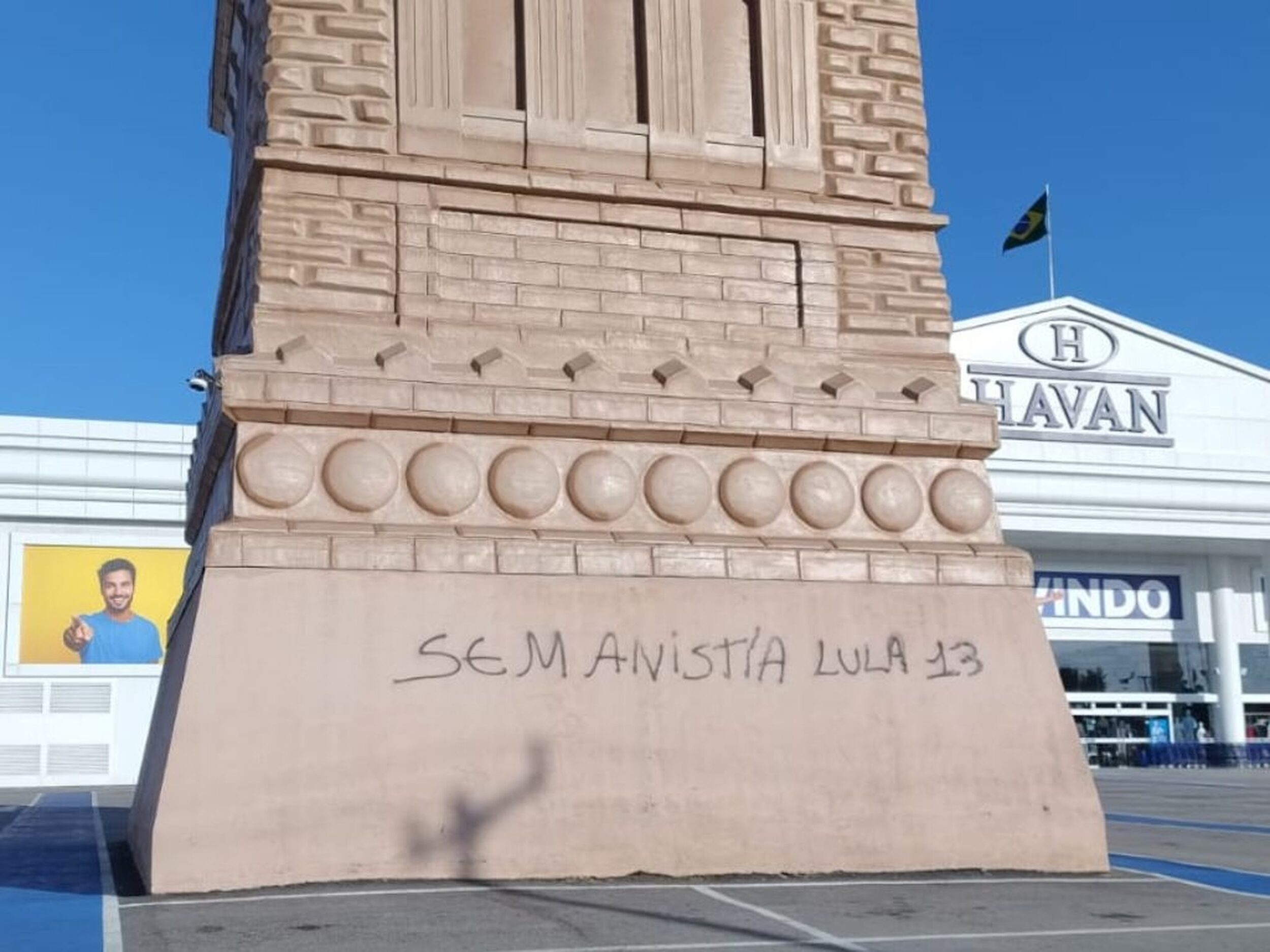 Estátua da Havan é pichada e Hang oferece recompensa por informações sobre responsável
