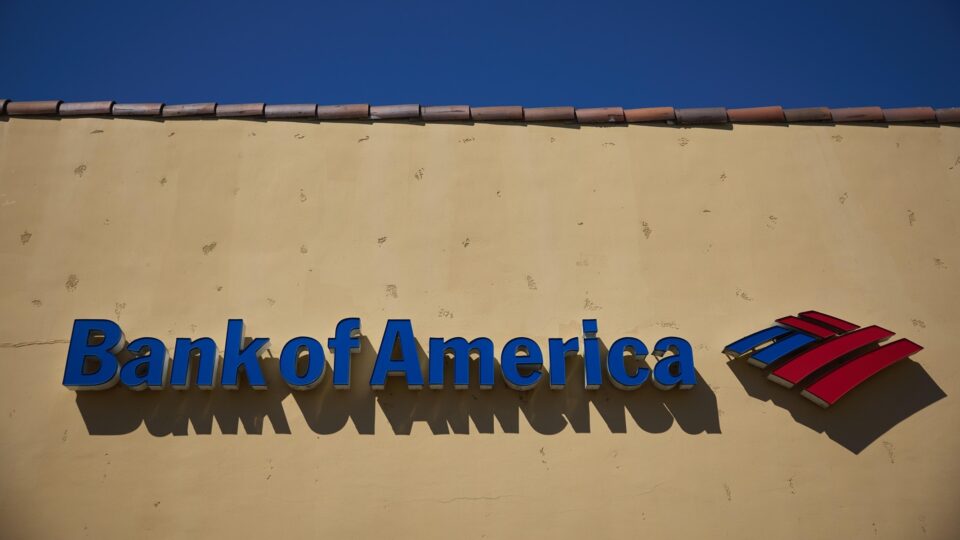 EUA aplicam multa bilionária ao Bank of America por violações de sanções 