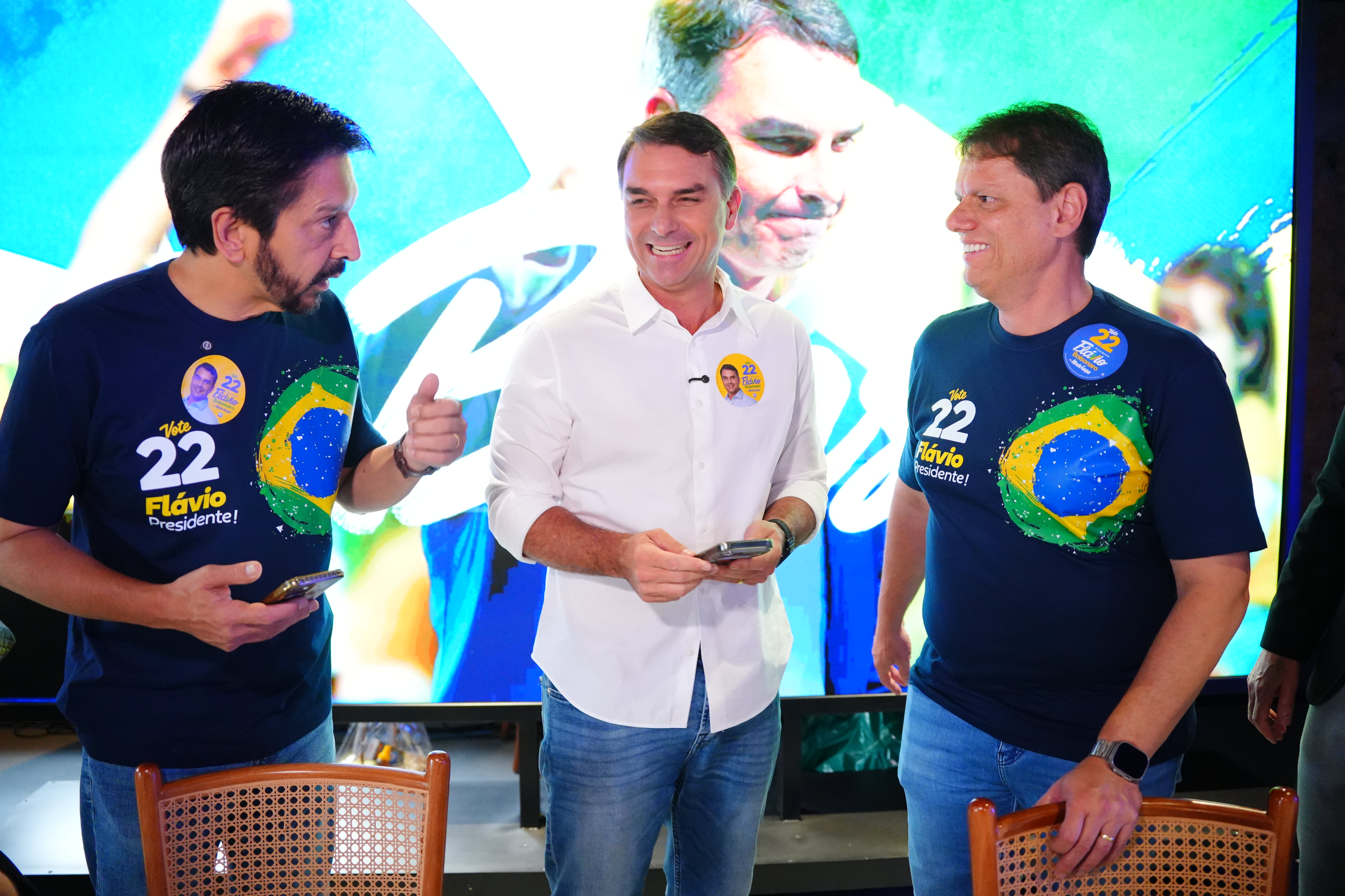 Flávio mobiliza aliados e prepara reação nas ruas a atos pró-Lula