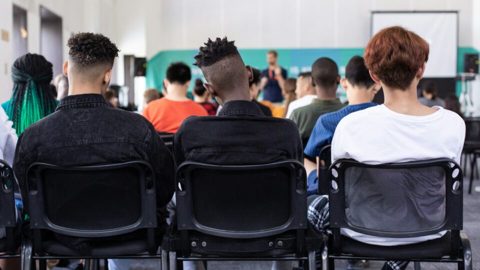 Se mudamos o mundo, por que na escola a sala de aula continua a mesma?