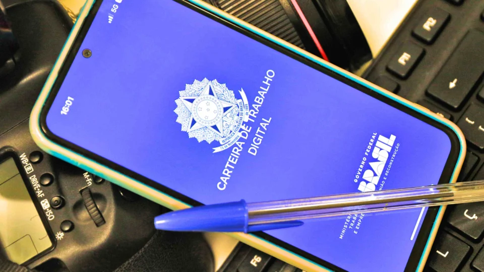 Celular exibindo o aplicativo da Carteira de Trabalho Digital em Brasília (DF), imagem que ilustra a reportagem sobre o fim da escala 6x1 e seus impactos sobre o emprego formal.