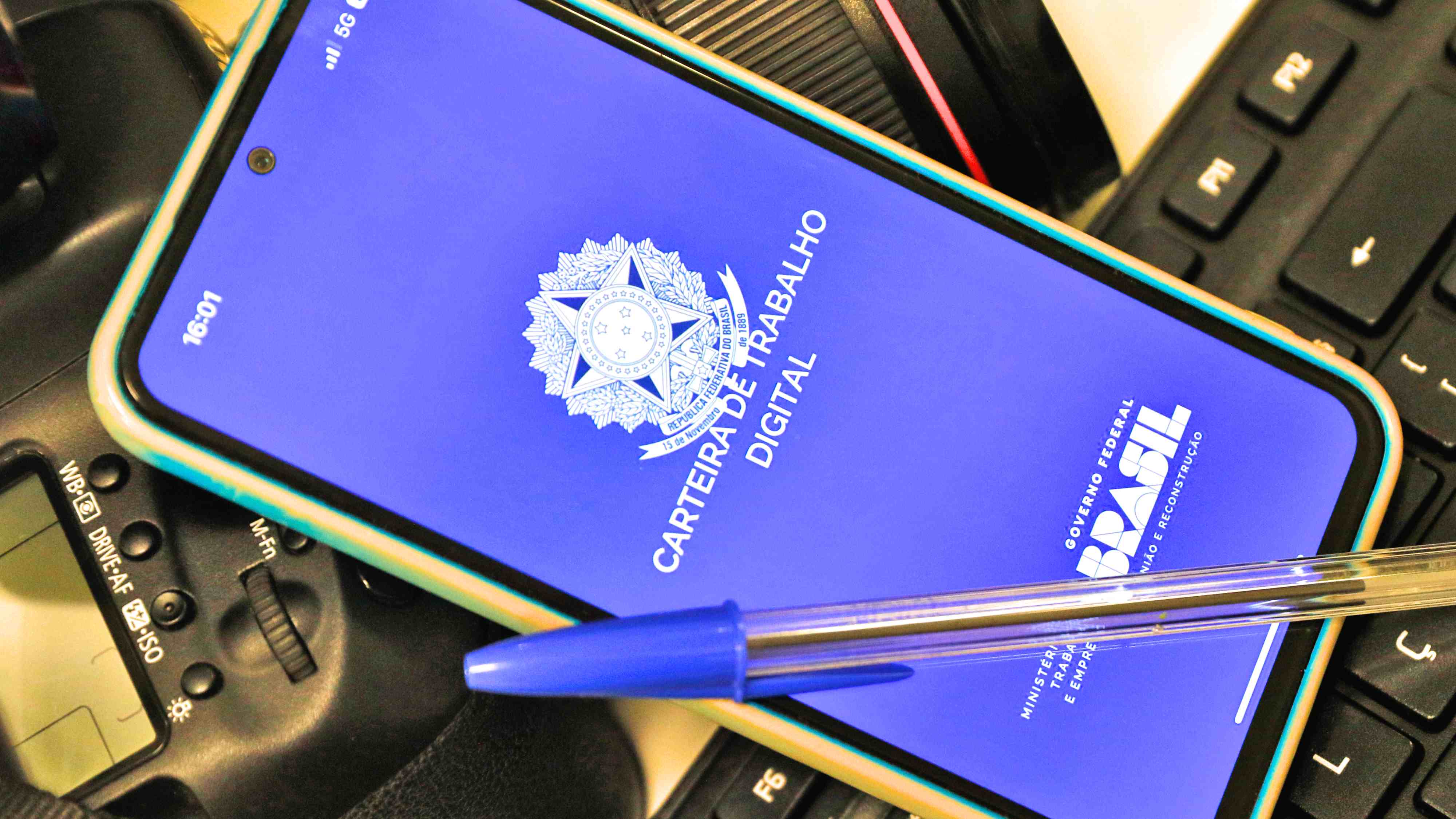 Celular exibe o aplicativo da Carteira de Trabalho Digital, que concentra contratos e vínculos empregatícios — recurso no centro da discussão sobre o fim da escala 6x1
