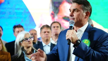 Plataforma reúne dados de engajamento nas redes sociais e lista políticos que interagem com a campanha de Flávio Bolsonaro.