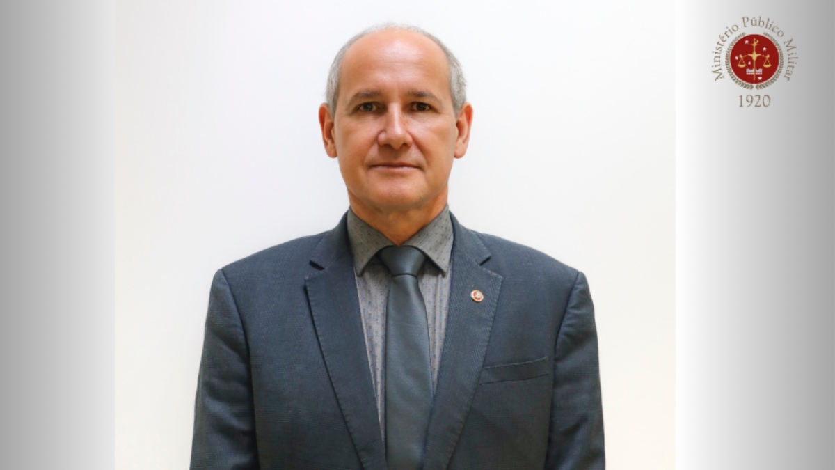 Chefe do Ministério Público Militar é condecorado após pedir perda da patente de Bolsonaro