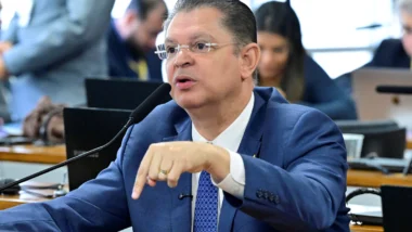 Líder do PL promete votar PEC das horas trabalhadas em 2027 se Flávio for eleito
