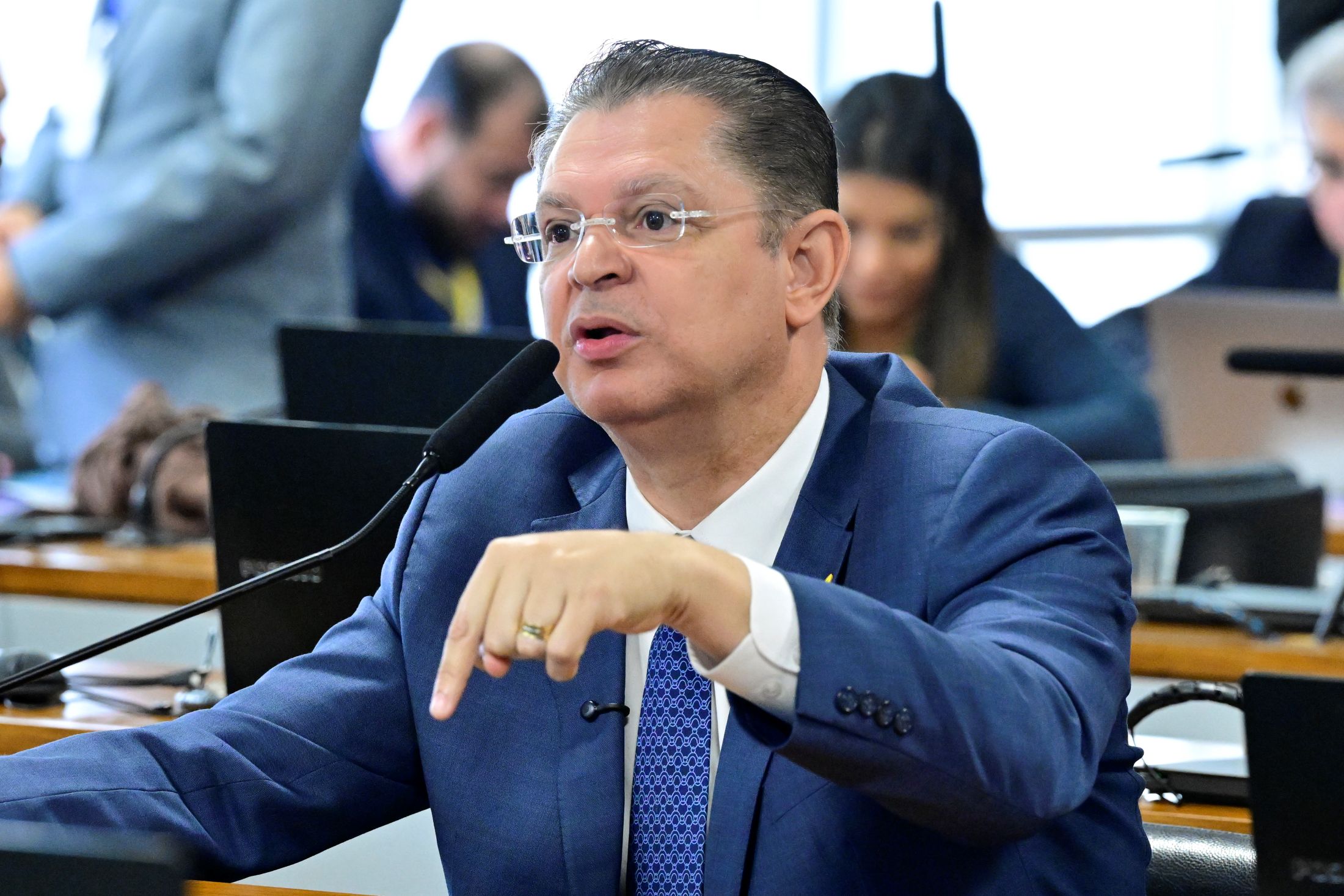 Líder do PL promete votar PEC das horas trabalhadas em 2027 se Flávio for eleito