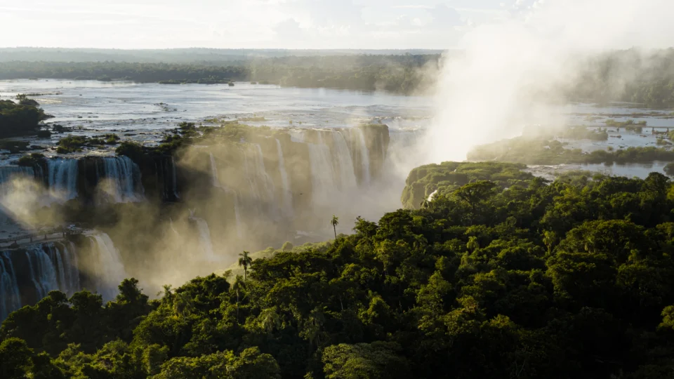 As Cataratas do Iguaçu estão entre os principais atrativos de Foz, que registrou ocupação hoteleira histórica em julho de 2026.
