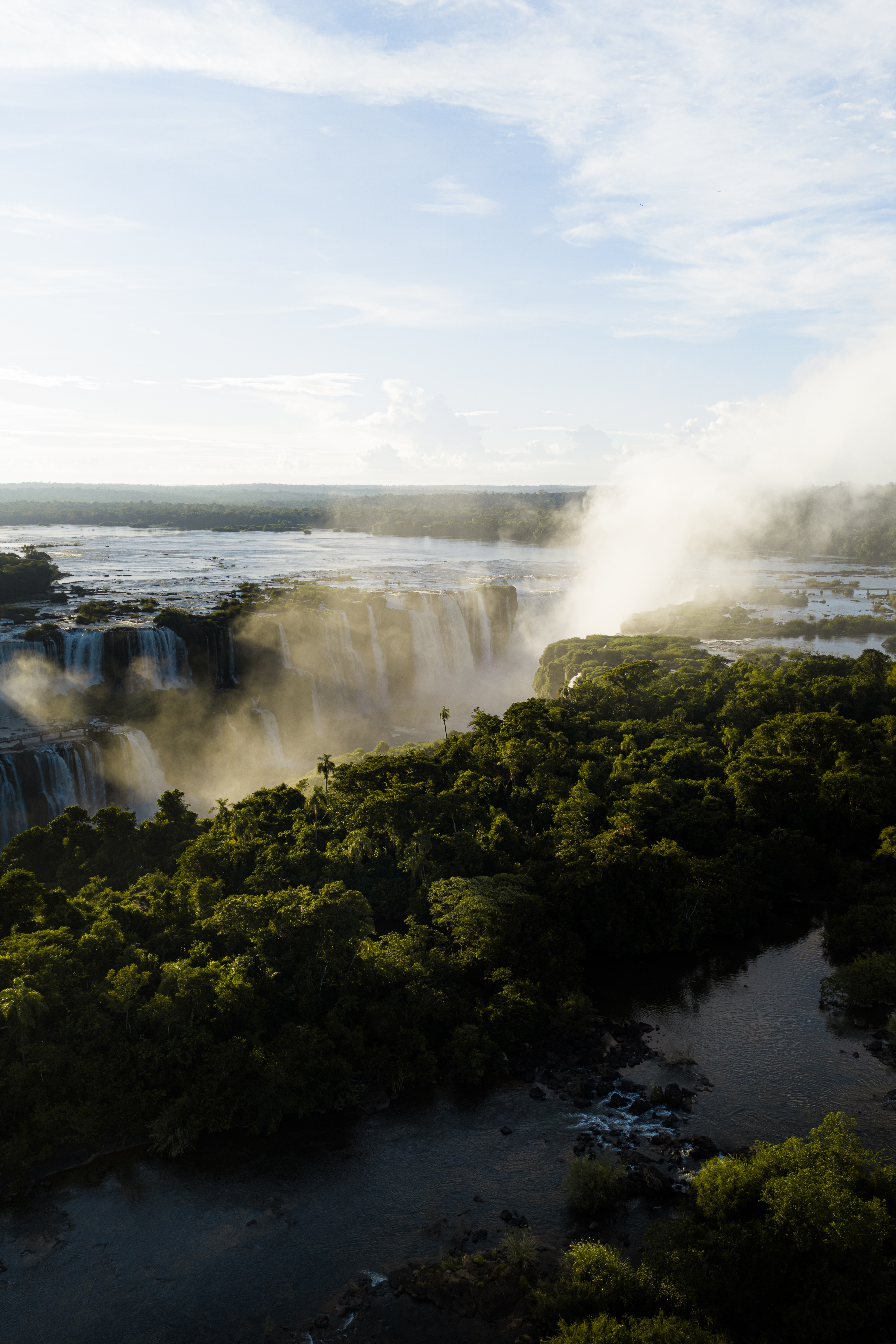 As Cataratas do Iguaçu estão entre os principais atrativos de Foz, que registrou ocupação hoteleira histórica em julho de 2026.
