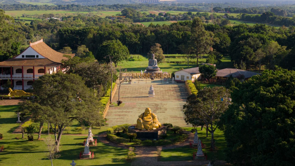 A diversidade cultural de Foz do Iguaçu também se revela em espaços como o Templo Budista, que integra os roteiros turísticos da cidade.