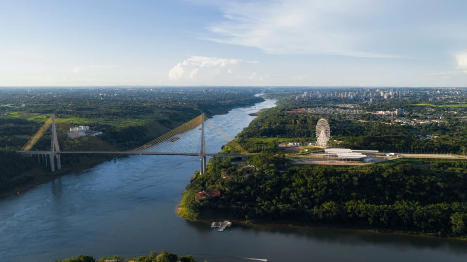Entre rios, paisagens urbanas e atrações turísticas, Foz do Iguaçu oferece diferentes experiências aos visitantes.