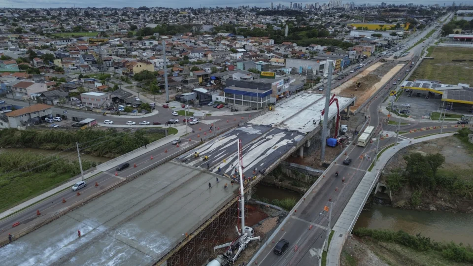 Equipes finalizam a concretagem dos cinco vãos que formam o novo Viaduto Curitiba-Pinhais, etapa que dá forma à base da futura pista da estrutura