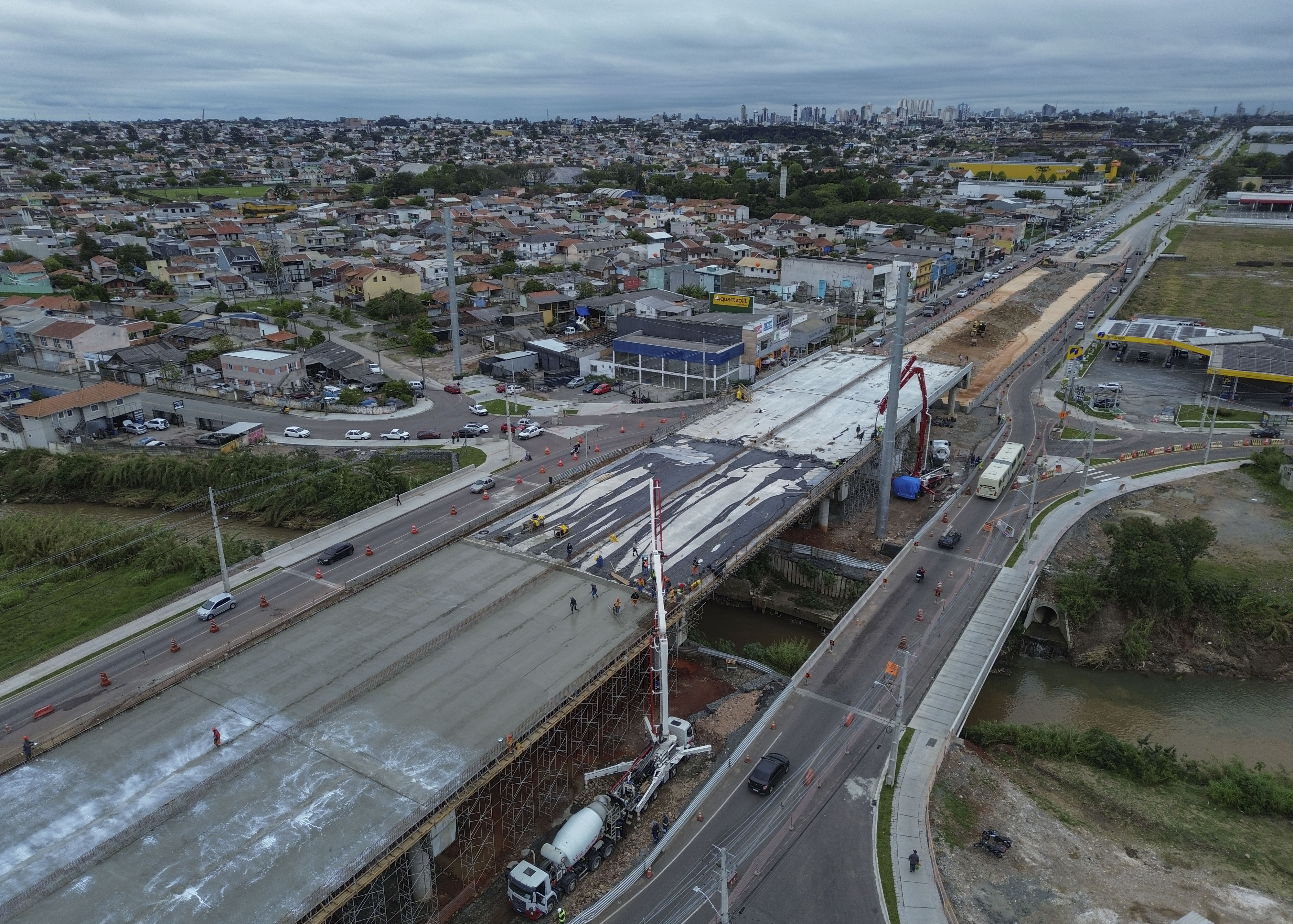 Equipes finalizam a concretagem dos cinco vãos que formam o novo Viaduto Curitiba-Pinhais, etapa que dá forma à base da futura pista da estrutura.