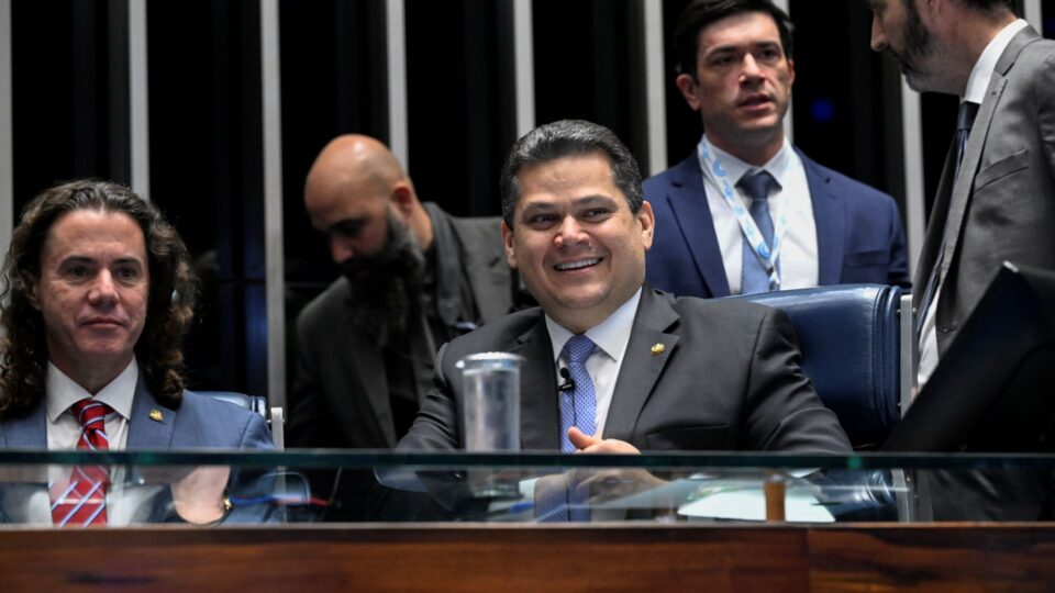 Com só um voto contra, Senado aprova PEC do fim da escala 6×1