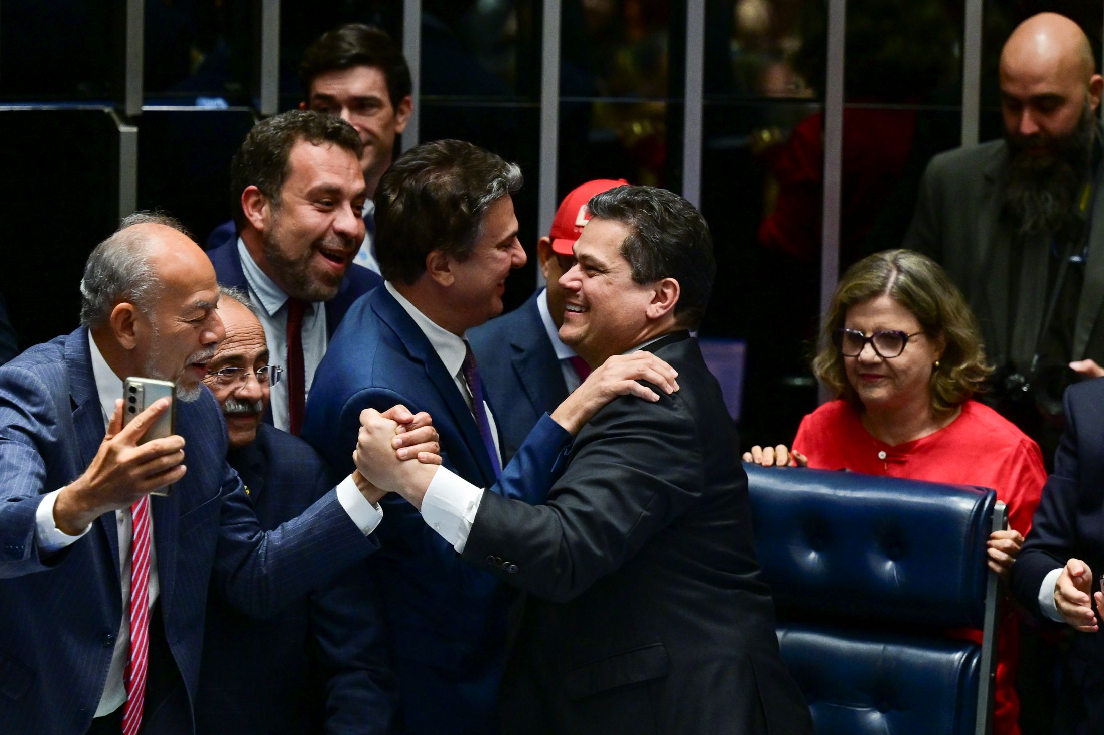 Microfone captou a comemoração de Alcolumbre com Camilo Santana após a aprovação da PEC, uma das principais bandeiras eleitorais de Lula.