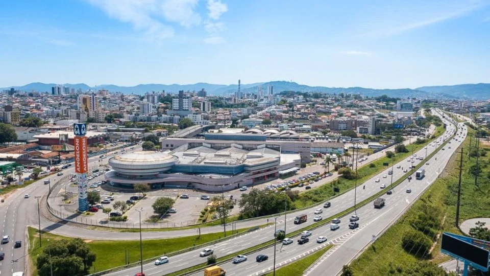 Fachada de supermercado Angeloni, grupo que planeja empreendimento imobiliário em Florianópolis.