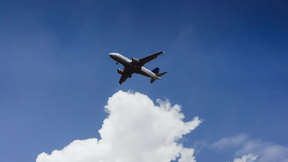 Avião em voo, com o céu ao fundo, em imagem ilustrativa sobre voos regionais em Santa Catarina