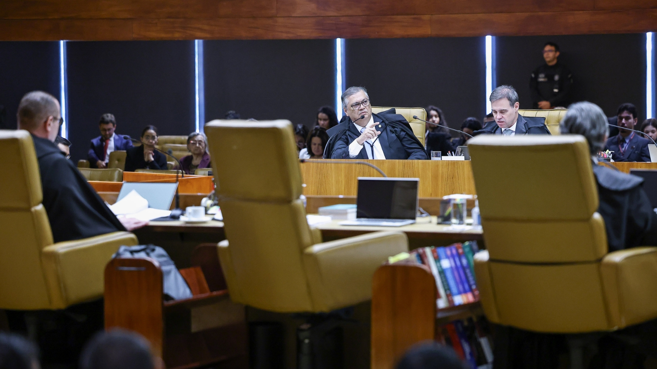 Voto de Dino a favor de instituições financeiras prevalesceu.
