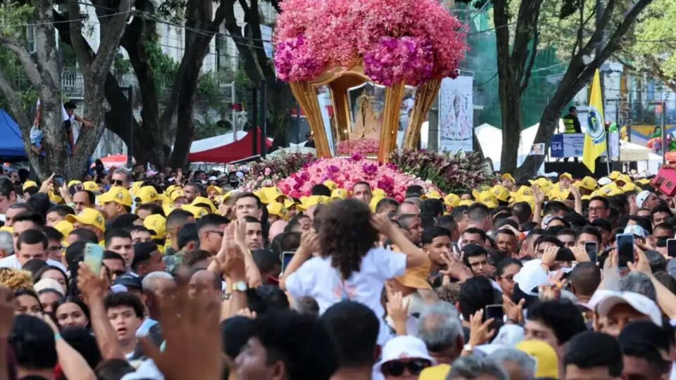 Mais de 2 milhões de pessoas participam de procissão no Brasil