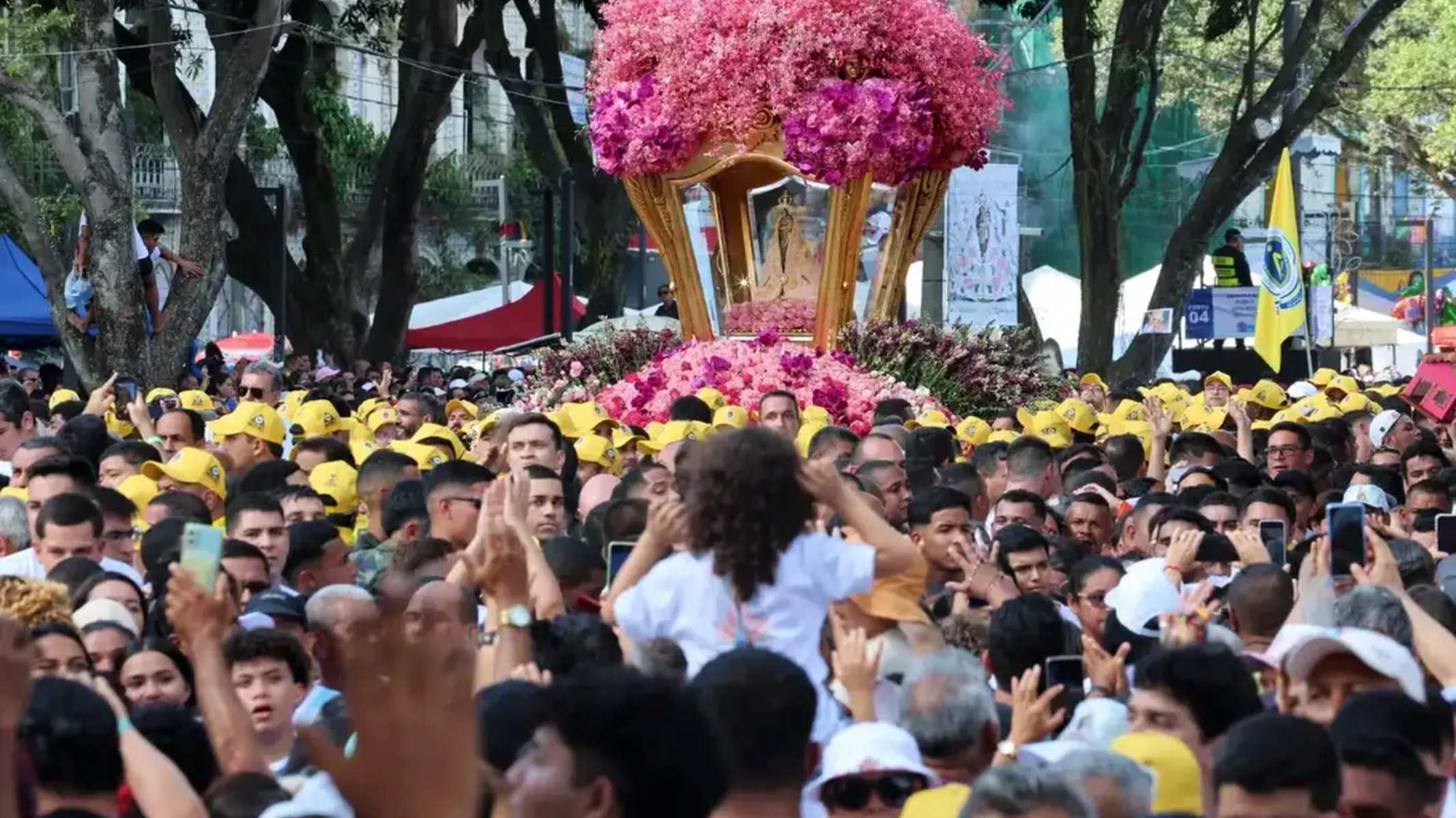 Milhares de fiéis tomaram as ruas de Belém do Pará durante o ponto alto da programação do Círio de Nazaré.