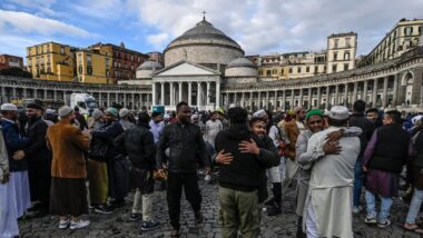 Muçulmanos celebram o fim do Ramadã em Nápoles, na Itália, em 2025.