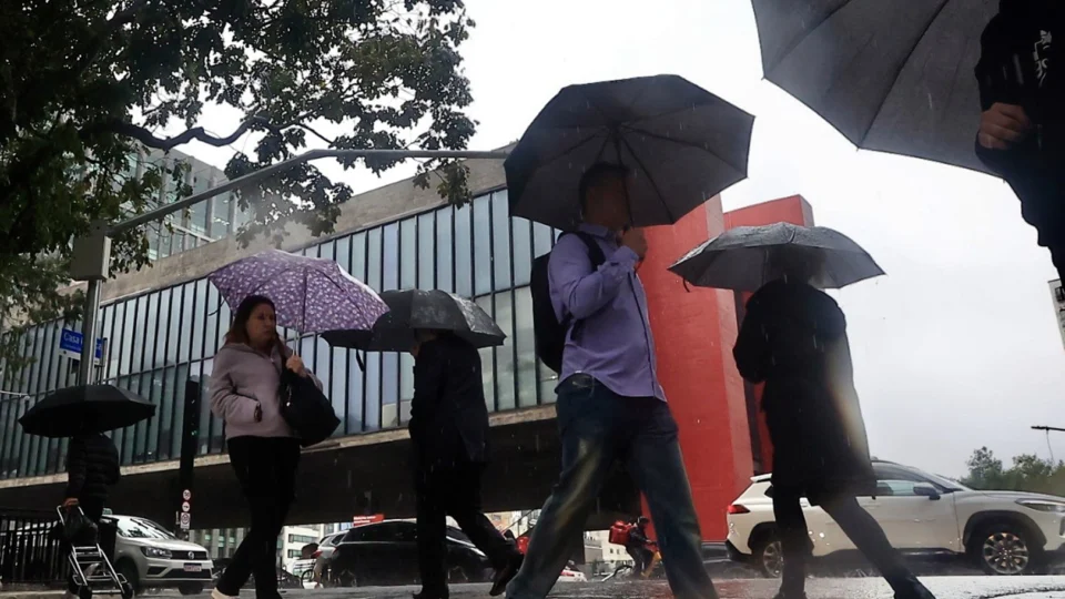 A chegada do ciclone extratropical deve mudar as condições do tempo no centro-sul, com chuva forte e avanço de uma massa de ar frio.